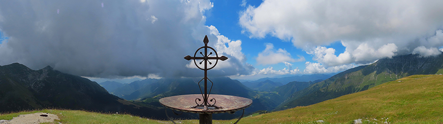 Dall'altare di Capanna 2000 sole in valle, nuvoloni sulle cime